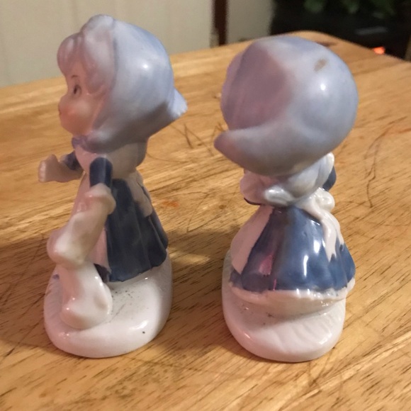 2 VTG CERAMIC PORCELAIN LITTLE GIRLS BLUE DRESSES WITH KITTEN FIGURINES KOREA - Picture 4 of 6